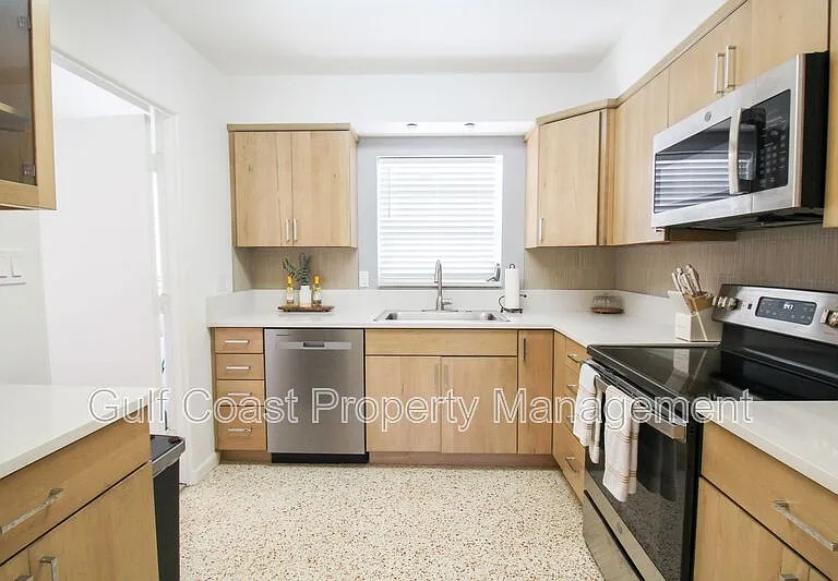 671 47th St — Photo 12