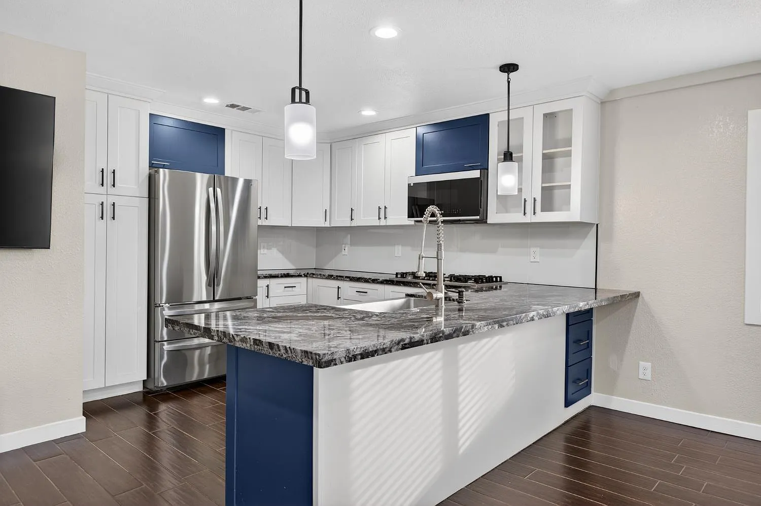 525 Lindsay Ave photo 1