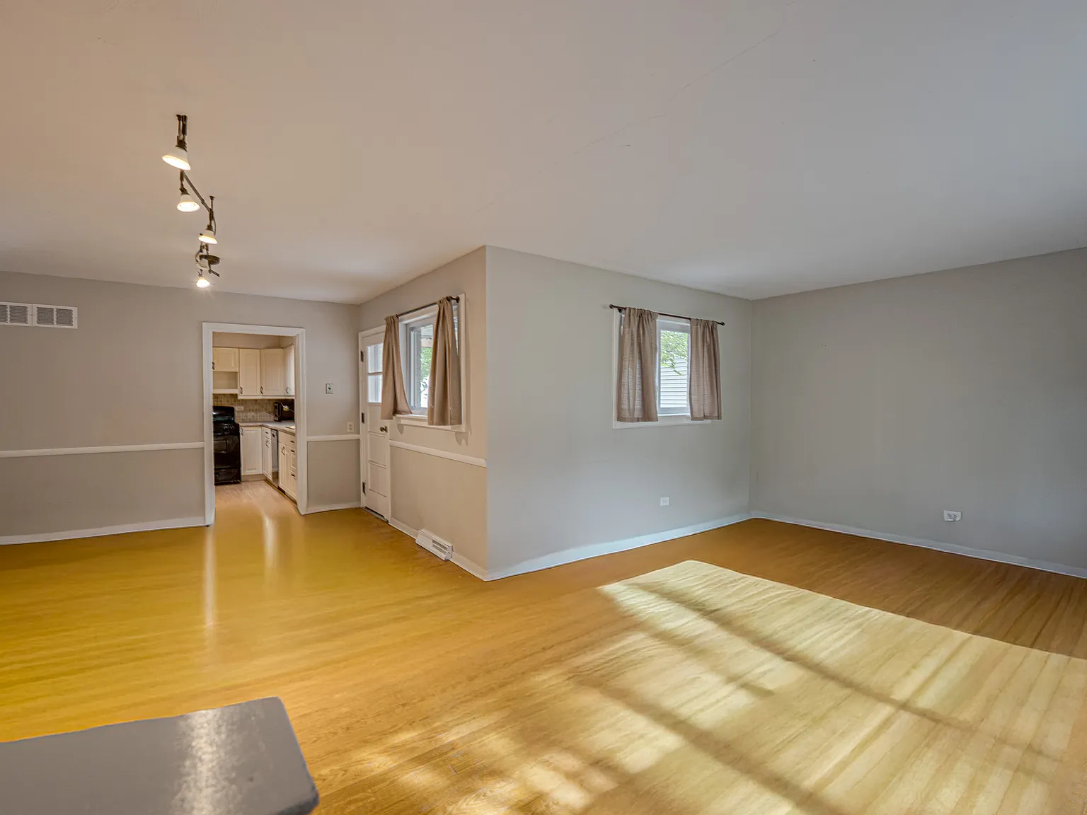 3 bed, 1274 sqft, $2,800 — Photo 3