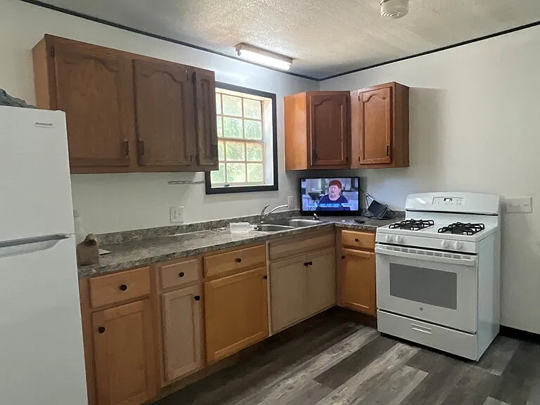 195 Bay Rd #A — Photo 16