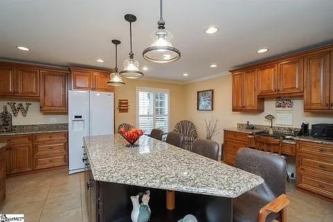 3 bed, 2.5 bath, 2011 sqft, $2,000 — Photo 2