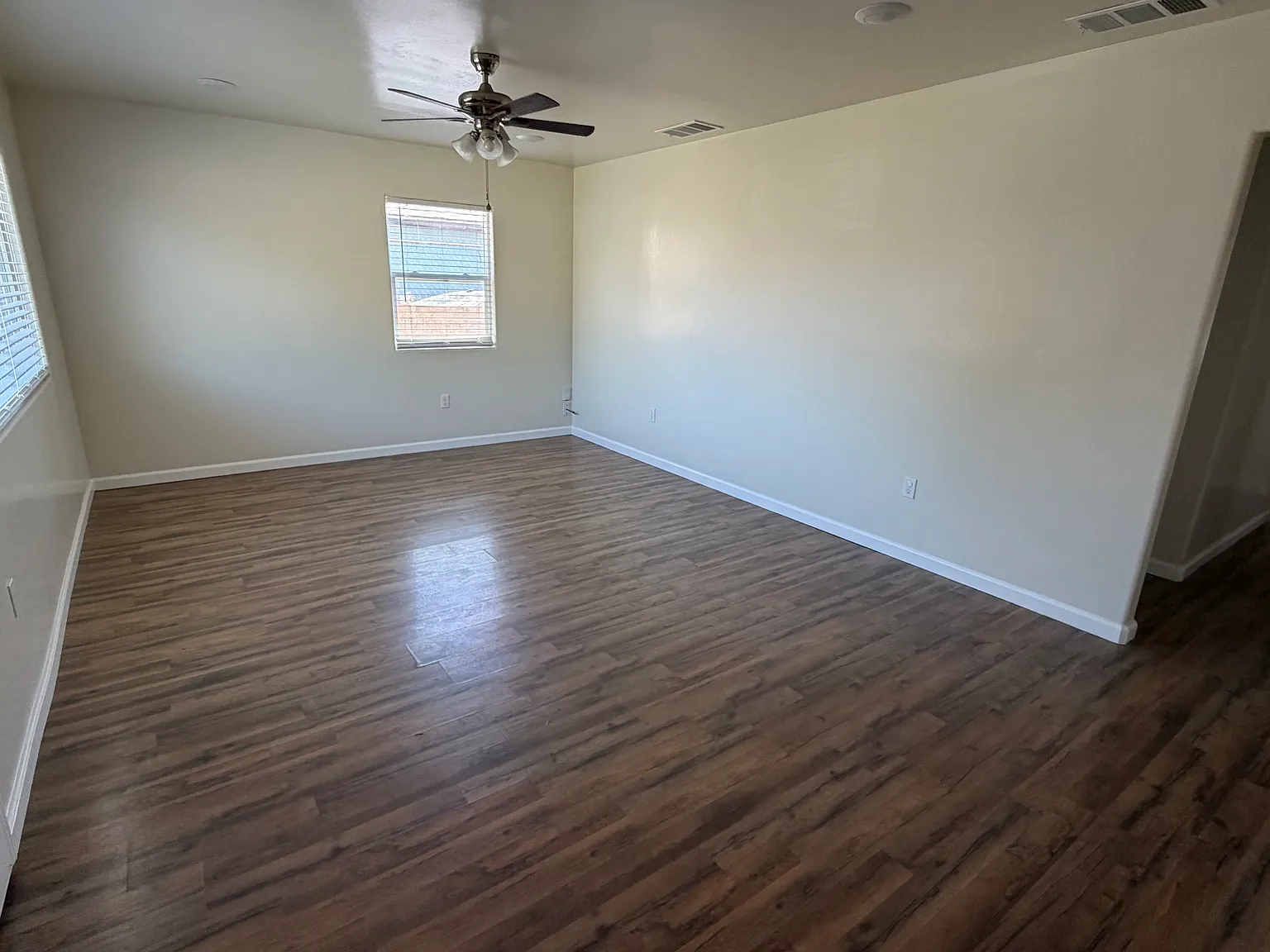 3 bed, 986 sqft, $1,695 — Photo 2