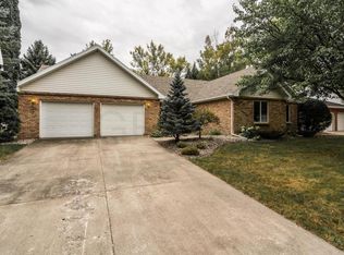 287 Circle Hills Dr, Grand Forks, ND 58201