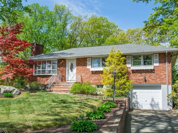 42 Hillcrest Dr, Bloomingdale Boro, NJ 07403