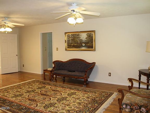 5th image of 801 Executive Ln