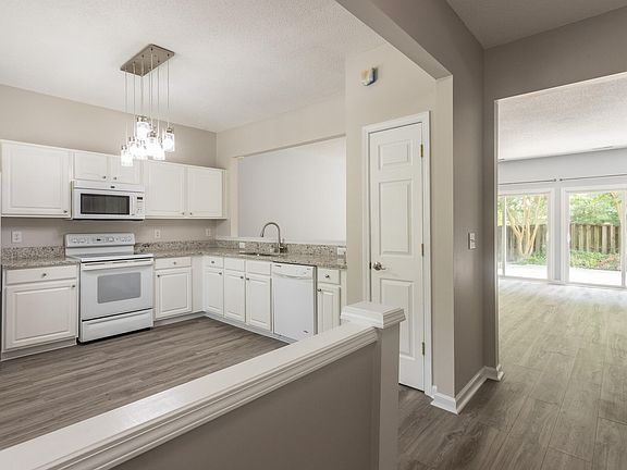 5th image of 113 Sterling Oaks Ct