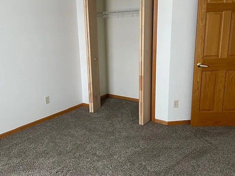 2500 Hillcrest Dr — Photo 4