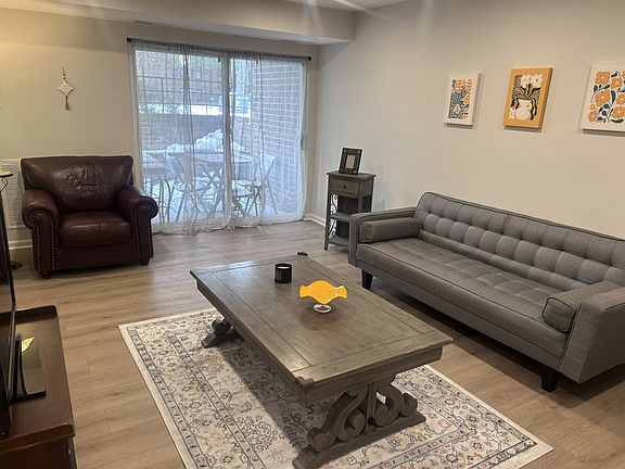 5th image of 9 Silverwood Cir