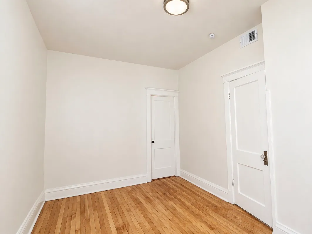 3 bed, 905 sqft, $1,850 — Photo 2