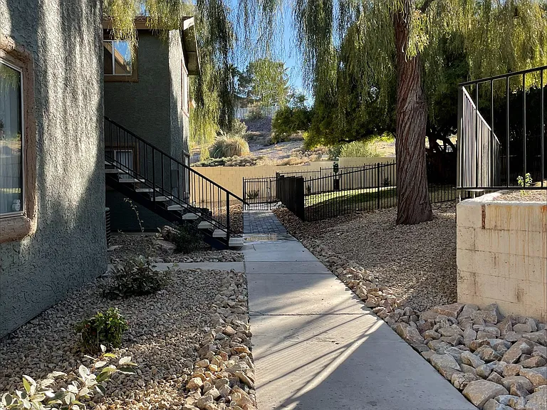 Mature landscaping at Sunset Winds in Henderson, NV