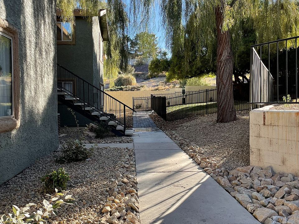 Mature landscaping at Sunset Winds in Henderson, NV