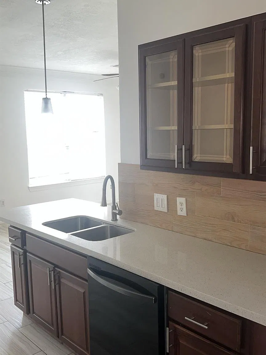 3 bed, 2.5 bath, 1700 sqft, $1,950 — Photo 4