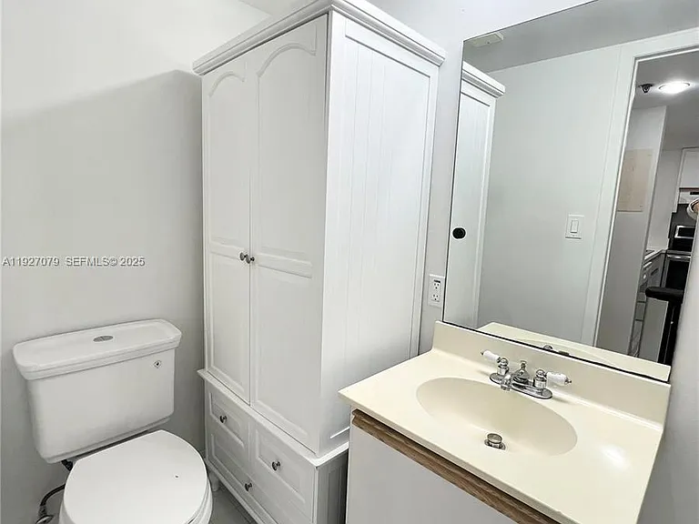 540 Brickell Key Dr — Photo 10