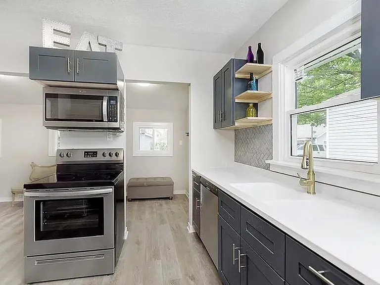 1435 W 28th St — Photo 5