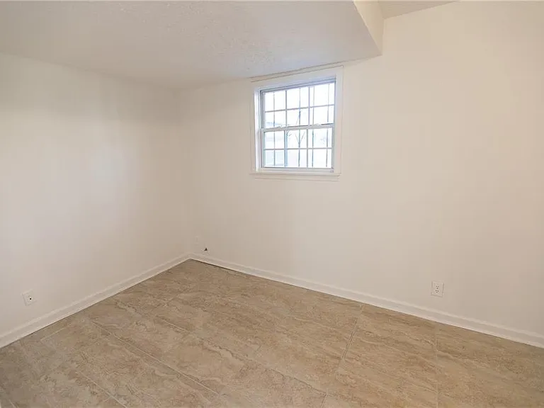2761 Rockdale Dr — Photo 10