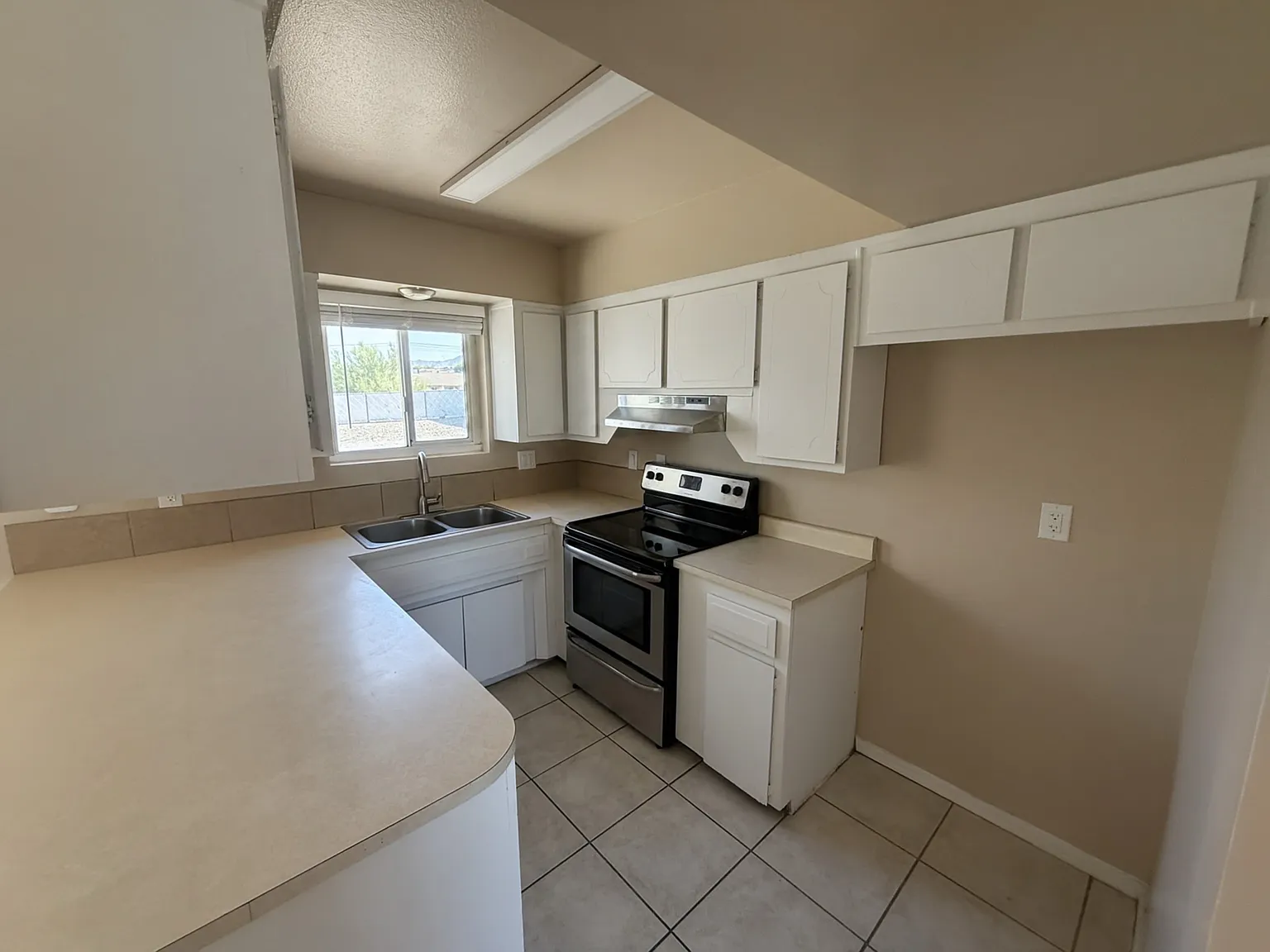 3 bed, 1326 sqft, $1,350 — Photo 3
