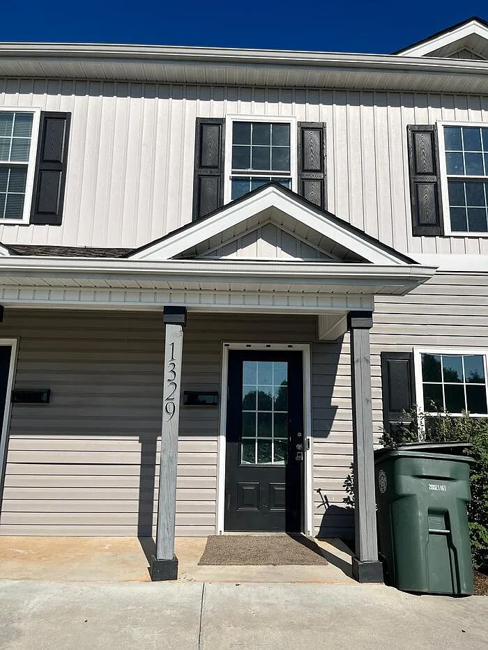 3 bed, 2.5 bath, 1203 sqft, $1,550 — Photo 1