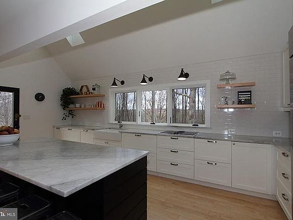 Stunning recently renovated kitchen!!