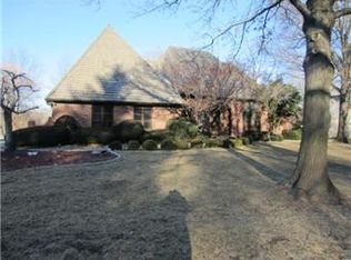 10310 Howe Ln, Leawood, KS 66206