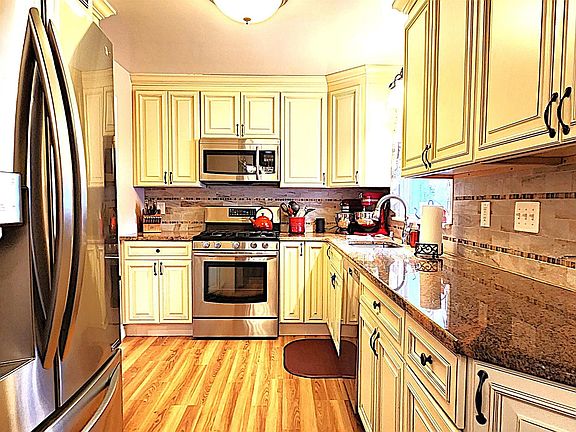 4th image of 8 Margaret Dr