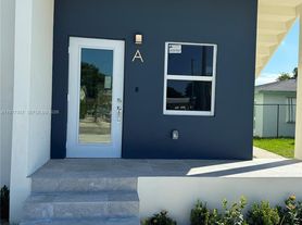 526 NW 6th St, Hallandale, FL