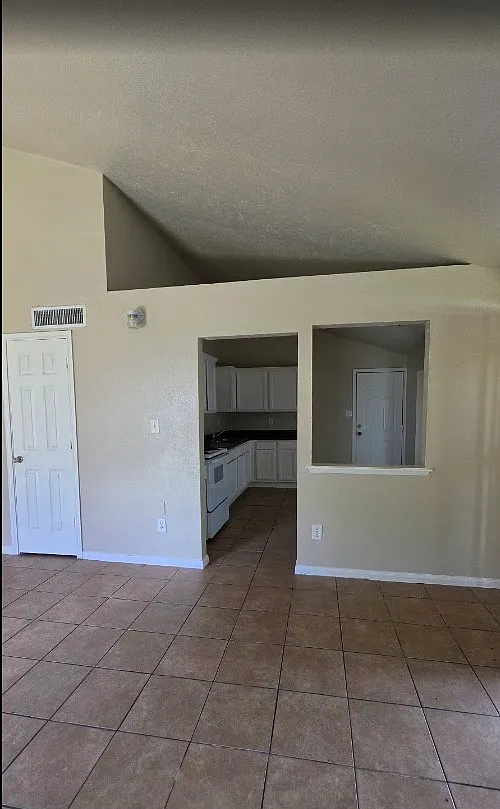 3 bed, 1066 sqft, $1,750 — Photo 3