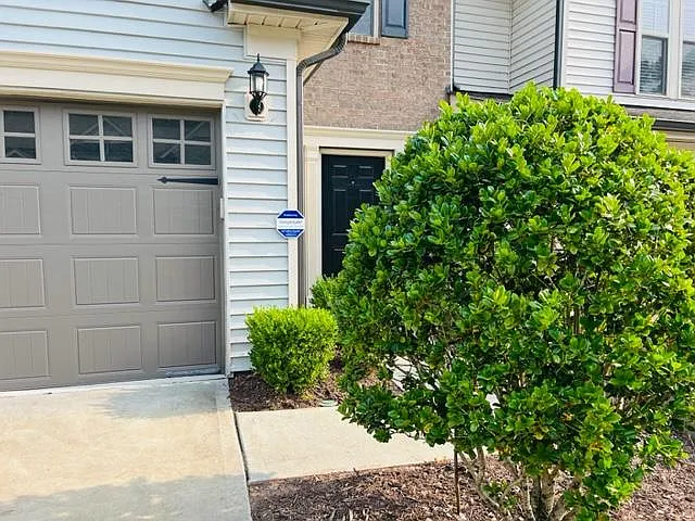 3 bed, 2.5 bath, 1896 sqft, $2,250 — Photo 2