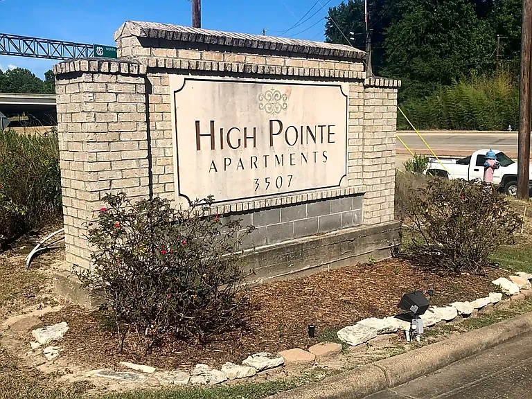 High Pointe Plaza — Photo 8