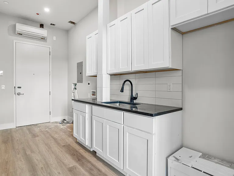 61 Delmonico Pl #1B — Photo 7
