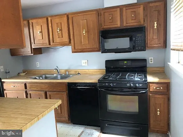 4 bed, 2.0 bath, 1972 sqft, $2,400 — Photo 3