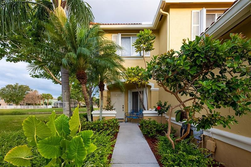 1st image of 1040 Arezzo Cir