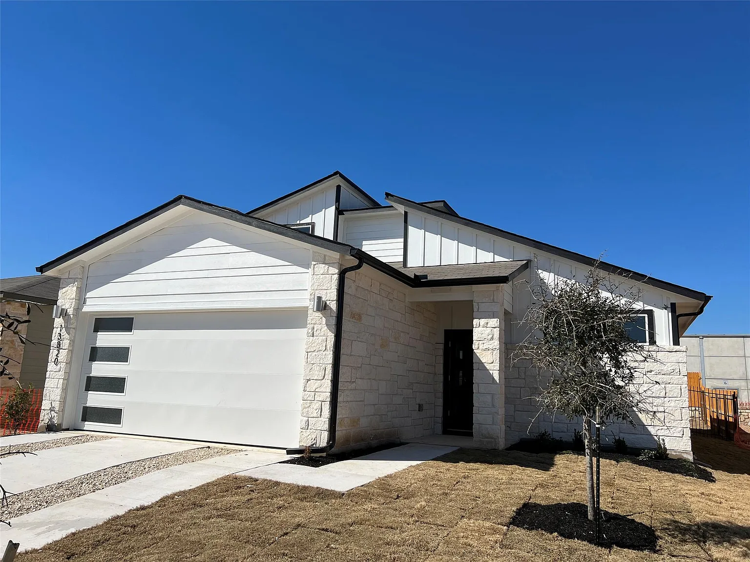 4 bed, 3.0 bath, 2322 sqft, $2,300 — Photo 2