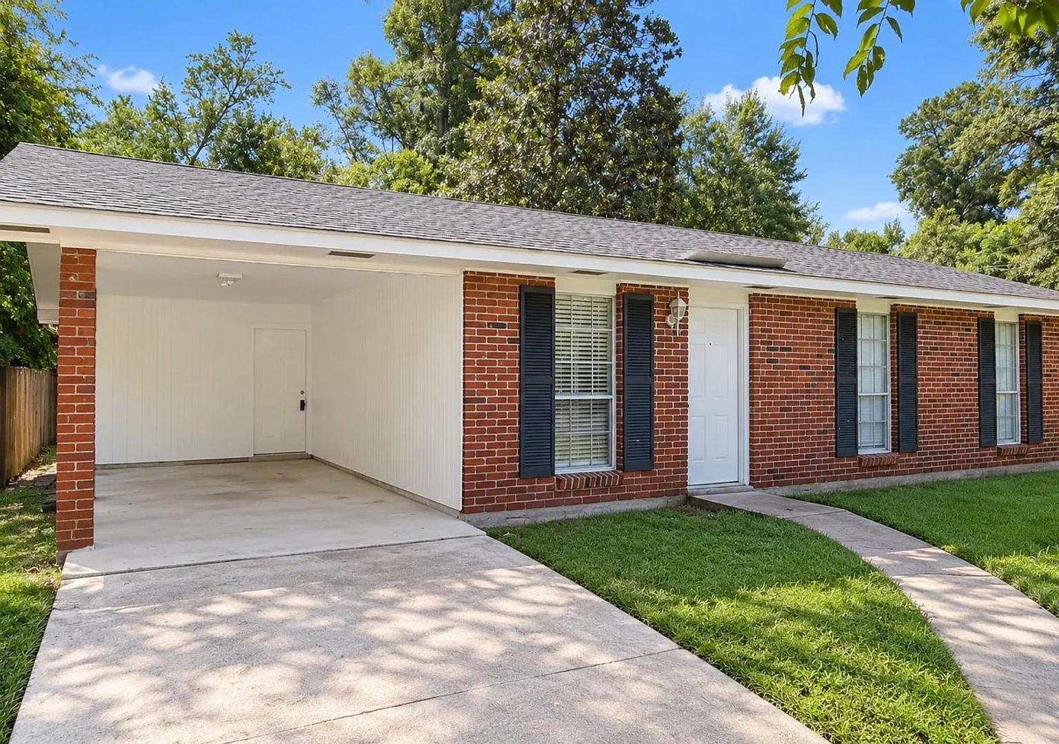 3 Bedroom Home in Kenilworth — Photo 2