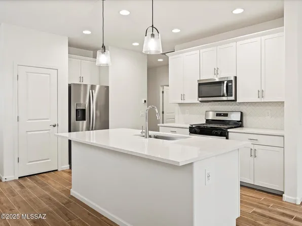 9828 N Solstice Ave, Tucson, AZ 85743