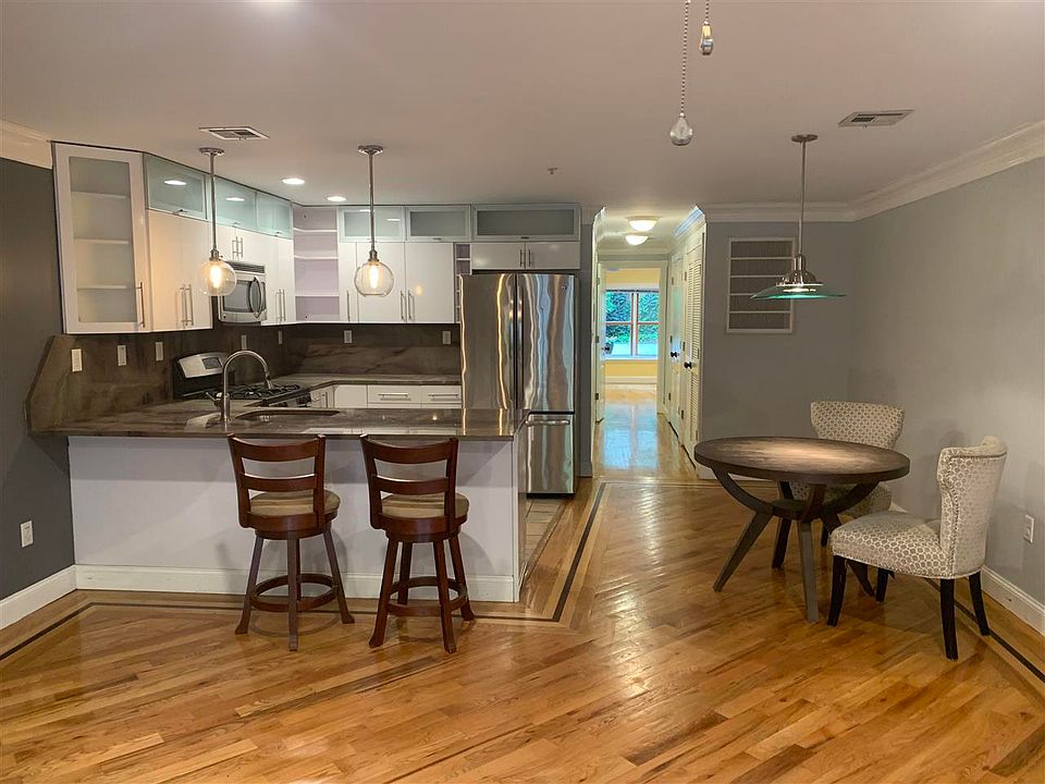 1st image of 216.5 6th St #1
