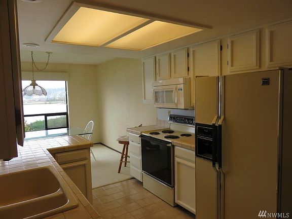 2nd image of 920 E Bay Dr NE APT 3C101