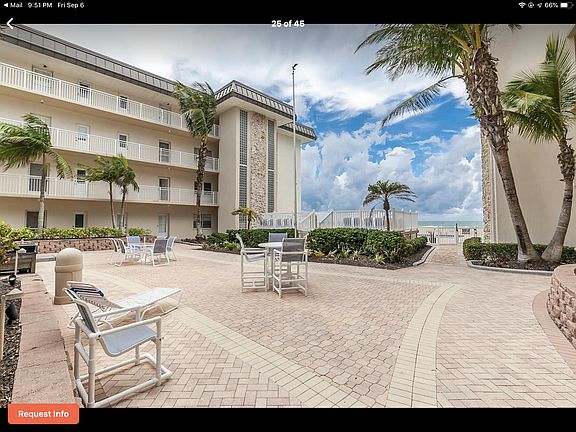 Courtyard with barbecue. Pool and beach entrance