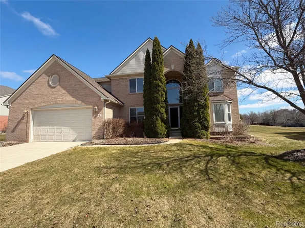 143 Easton Dr, South Lyon, MI 48178