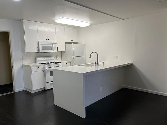 2nd image of 5210 Inglewood Blvd #102