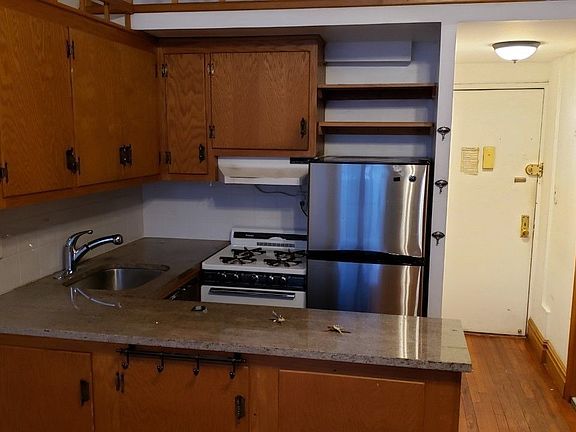 2nd image of 124 W 78th St APT 4