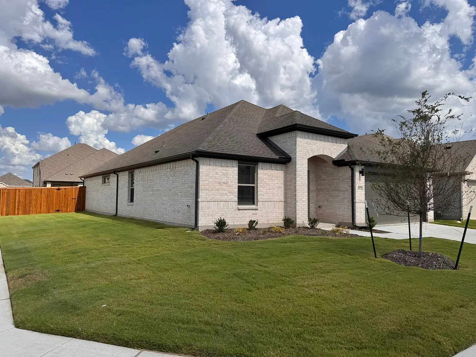 4 bed, 2111 sqft, $2,495 — Photo 2