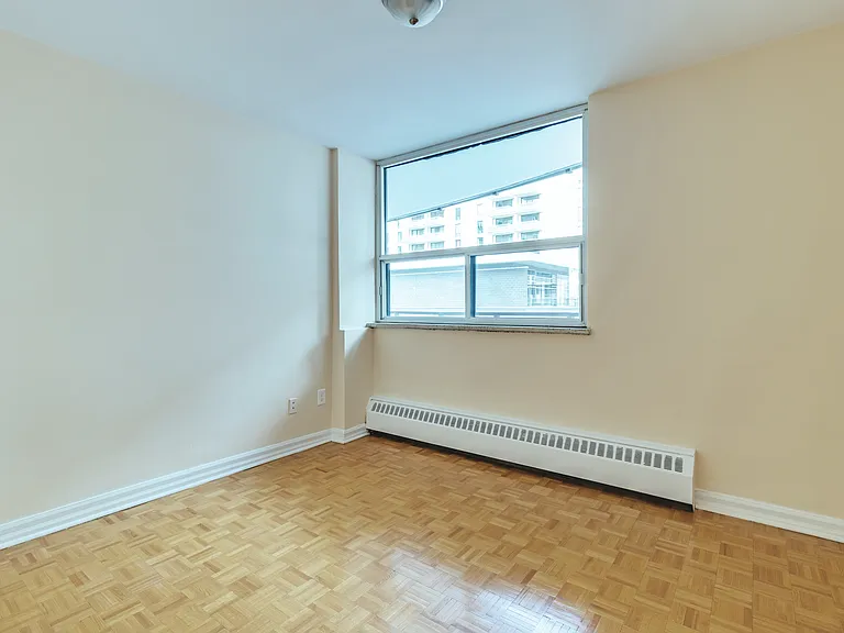 300 Eglinton Ave E — Photo 9