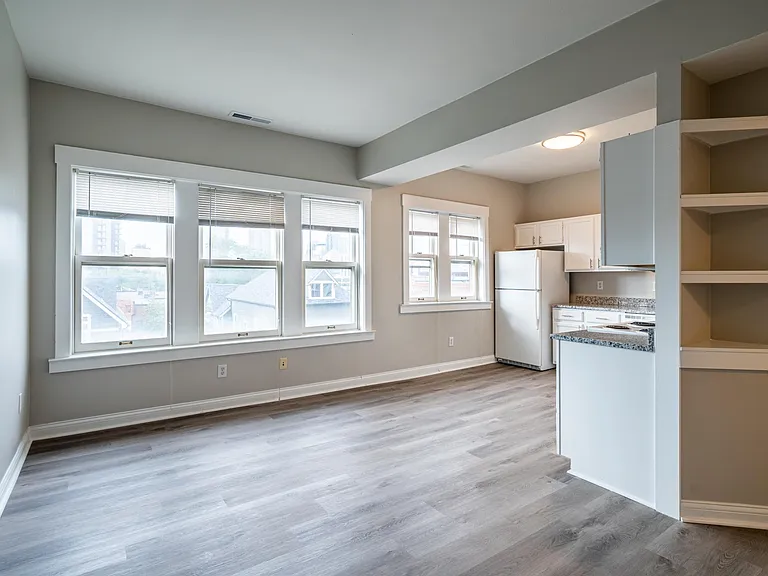 234 E 9th St #301 — Photo 2