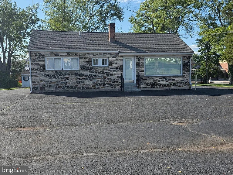 513 W Butler Ave — Photo 1
