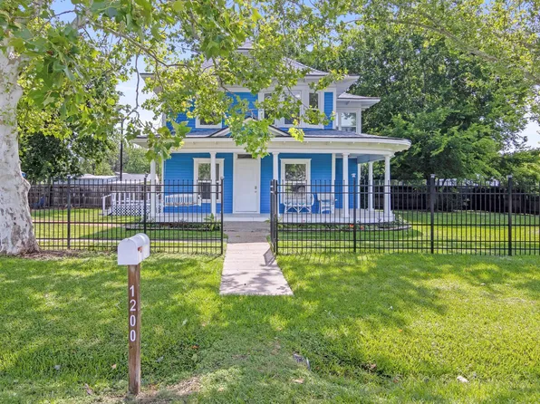 1200 4th St, Palacios, TX 77465