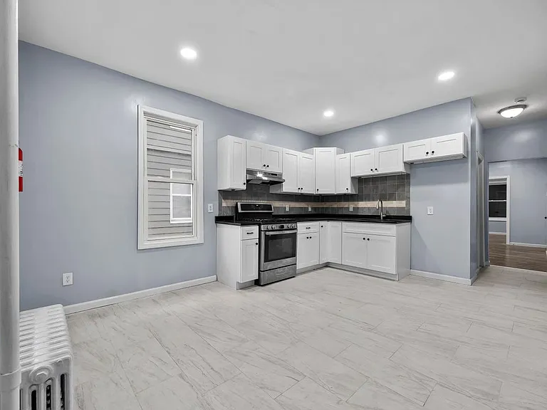 145 E 31st St — Photo 1