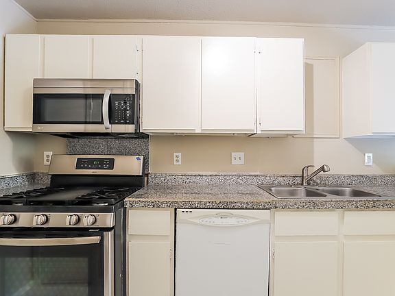 2nd image of 605 Meadowcreek Cir
