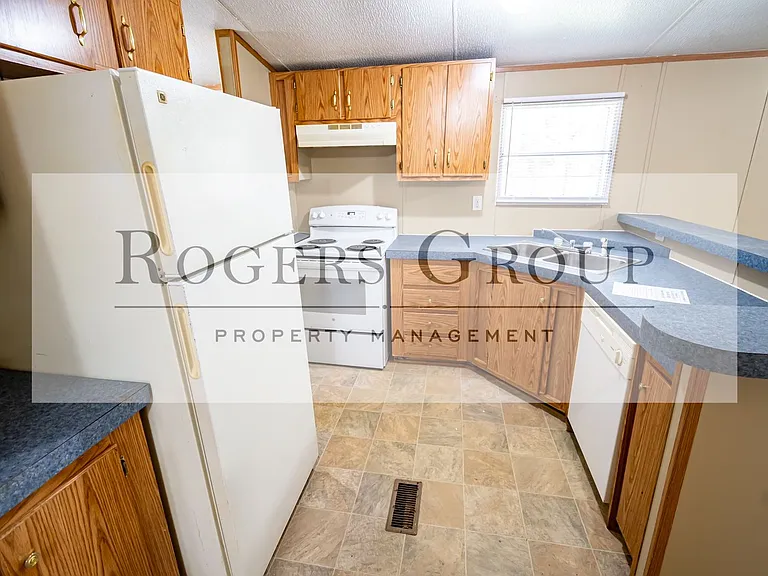 671 Regina Ln — Photo 2