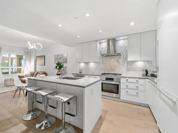 3220 Connaught Cres #201, North Vancouver, BC V7R 0A5