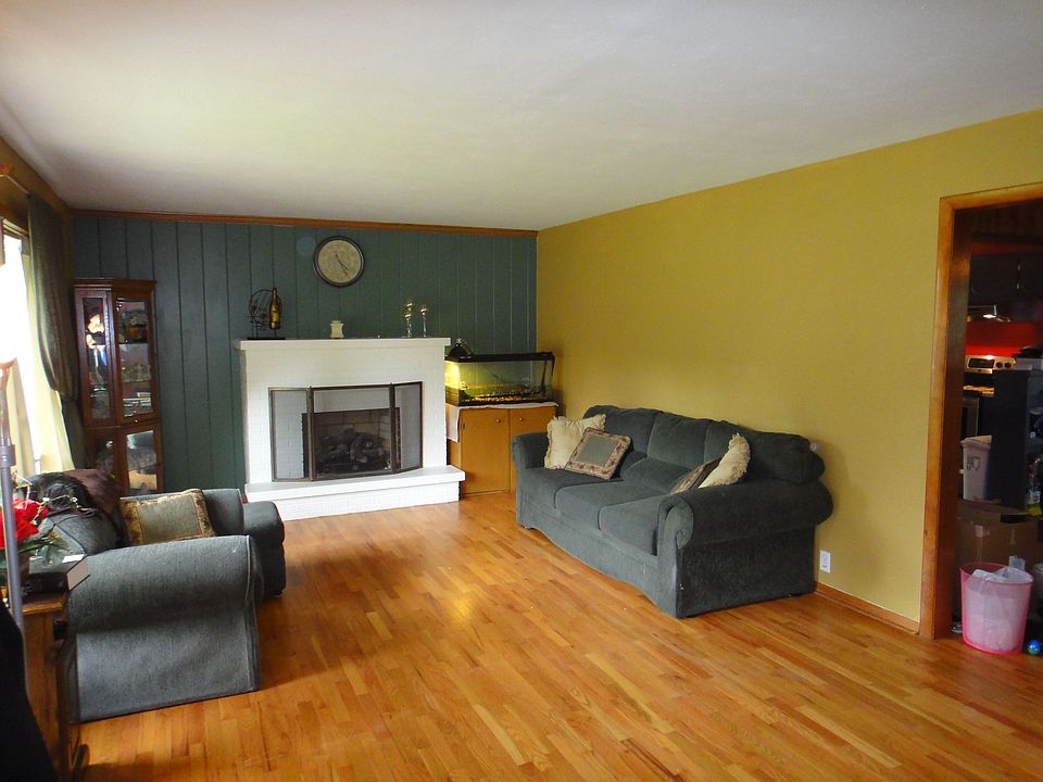 Family Room  13'x22'